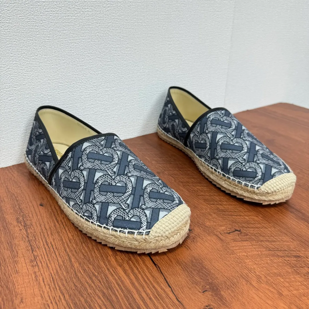 Batch 600 Burberry/Burberry new summer men's embroidered straw fisherman shoes, cool slip-on straw shoes! Encounter British fashion with Burberry espadrilles, a perfect blend of classic and fashionable. The unique printing on the upper is a manifestation of the brand's style. Every color and every pattern tells the story of England. Straw soles bring a natural texture, comfortable and chic. Whether you are strolling in the city streets or heading to the beach for vacation, it can add elegance and charm to you, easily become the center of attention, and start your own fashion journey. Classic knitted canvas upper, with thin calfskin lining suitable for summer, straw lining, genuine leather patch at the bottom of the heel, hemming technology, and Mark stitching details! Anti-slip rubber bottom layer, integrated injection molding of large LOGO letters and badges, multiple colors and styles to choose from, complete package! Size: 39-40-41-42-43-44 normal size item number: 2025-5 printing gray
